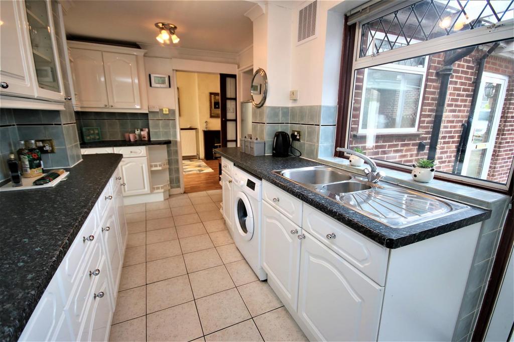 Well fitted kitchen: pic. 1