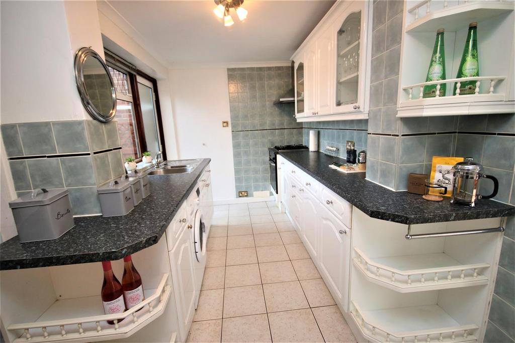 Well fitted kitchen: pic. 2