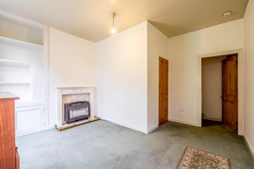 Old Lane, Brighouse 2 bed end of terrace house £57,000