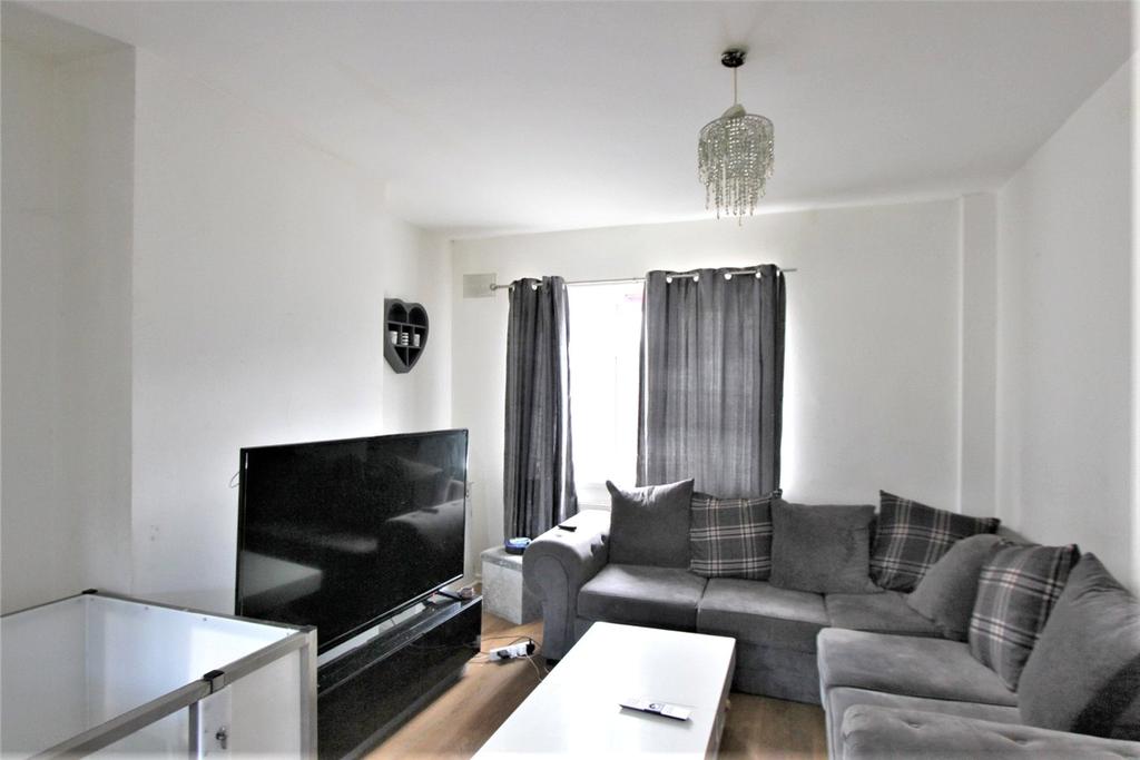 The Drive, Rochford, SS4 3 bed semidetached house £325,000