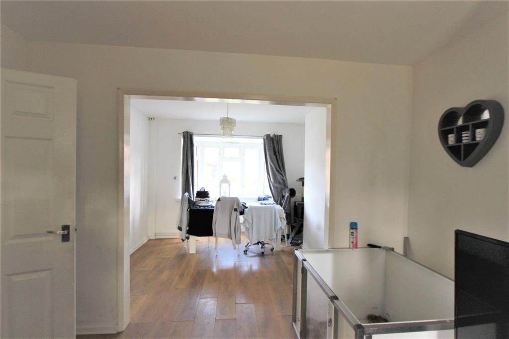 The Drive, Rochford, SS4 3 bed semidetached house £325,000