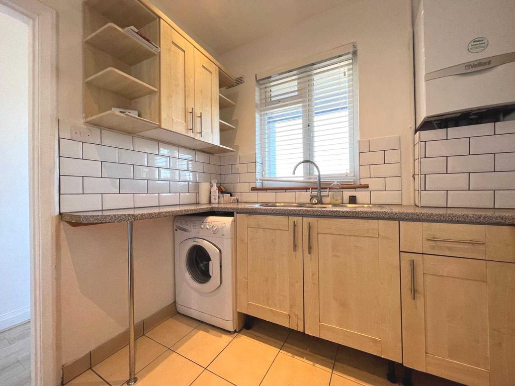 Medway Parade, Perivale, UB6 8HS 2 bed flat £1,348 pcm (£311 pw)