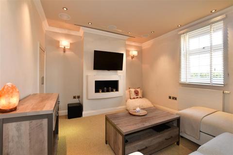 1 Oak Road, Leatherhead, KT22 7PH