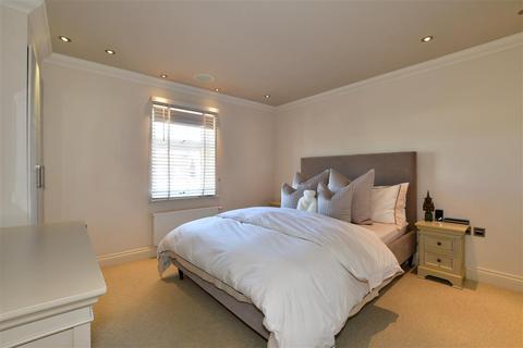 1 Oak Road, Leatherhead, KT22 7PH