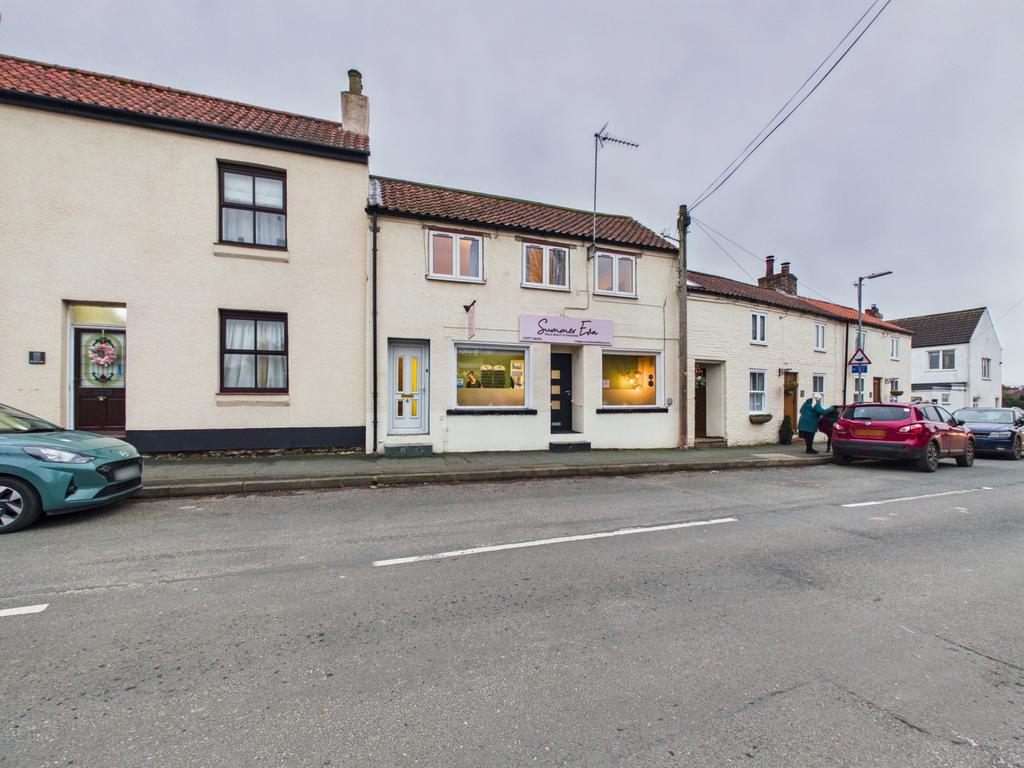 A Spacious 2 Bedroom Apartment - To Rent