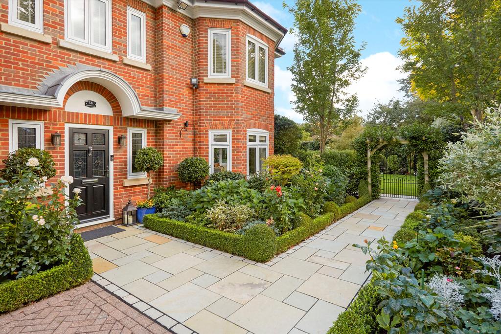 Dartnell Park Road, West Byfleet... 5 bed detached house £1,795,000