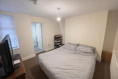 1 bedroom in a house share to rent, Totteridge Road,