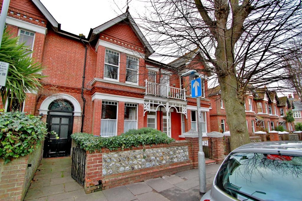 Warwick Gardens, Worthing, BN11 2 bed flat £950 pcm (£219 pw)