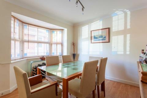 18 Rhigos, Emmer Green, Reading, RG4 8LF