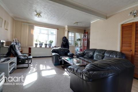 43 Homeway, Romford, RM3 0HD