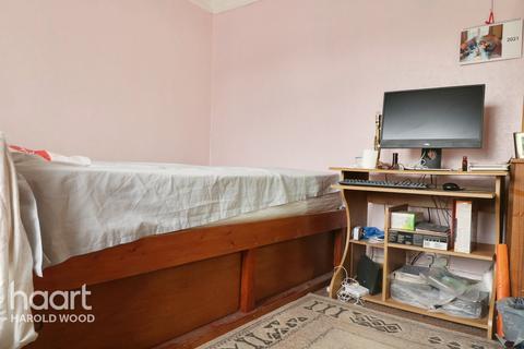 43 Homeway, Romford, RM3 0HD