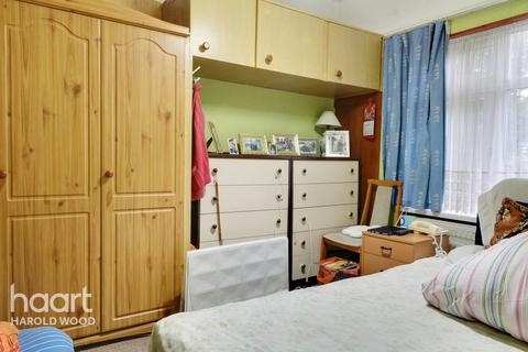 43 Homeway, Romford, RM3 0HD