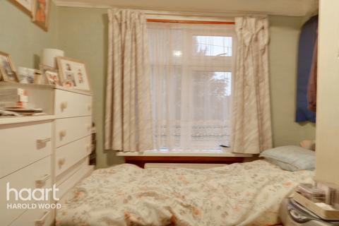43 Homeway, Romford, RM3 0HD