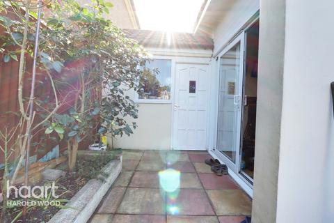 43 Homeway, Romford, RM3 0HD