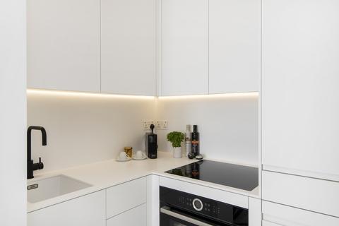 35 Warwick Chambers, London, W8 6EW