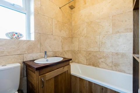 2 bedroom terraced house to rent, St John's Avenue, Batley