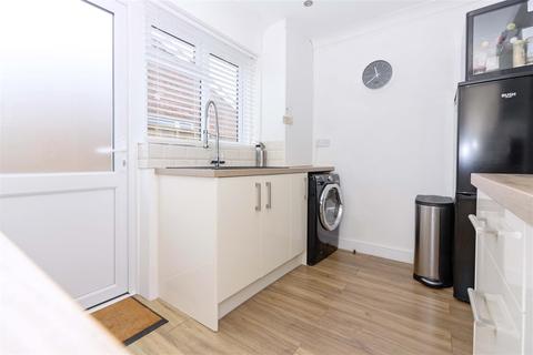 71 Brook Way, Lancing, BN15 8DH