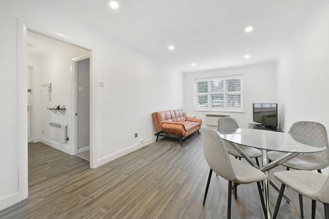 27 Adelina Mews, London, SW12 0BG