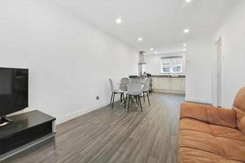 27 Adelina Mews, London, SW12 0BG