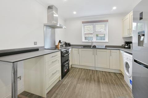 27 Adelina Mews, London, SW12 0BG