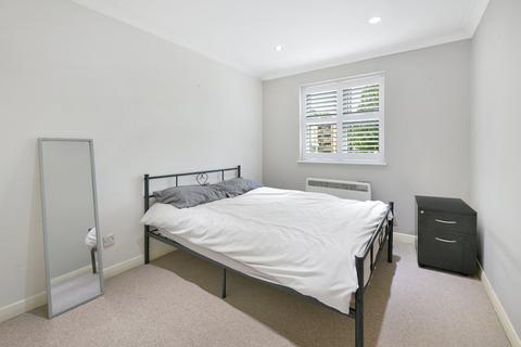 27 Adelina Mews, London, SW12 0BG