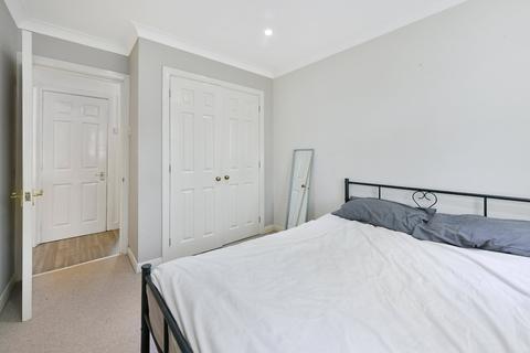27 Adelina Mews, London, SW12 0BG