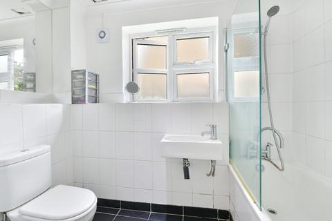 27 Adelina Mews, London, SW12 0BG