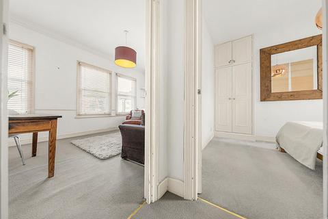 49b Solon Road, London, SW2 5UU