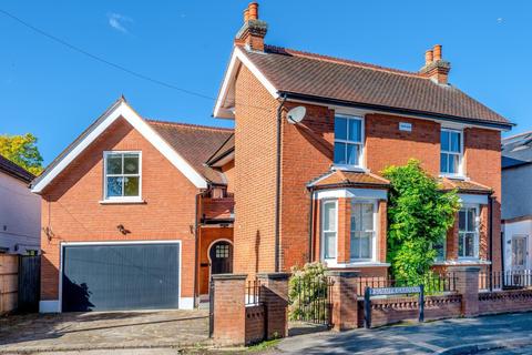 20 Summer Gardens, East Molesey, KT8 9LT