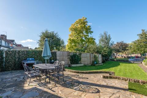 20 Summer Gardens, East Molesey, KT8 9LT