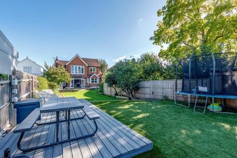 20 Summer Gardens, East Molesey, KT8 9LT