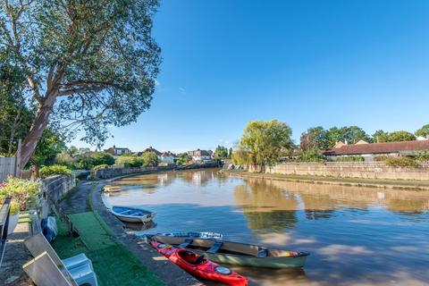 20 Summer Gardens, East Molesey, KT8 9LT