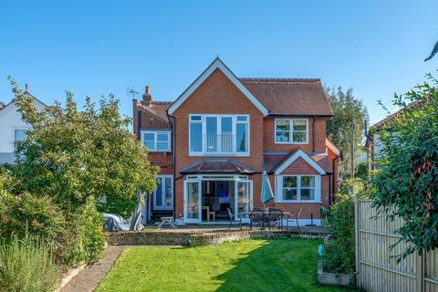 20 Summer Gardens, East Molesey, KT8 9LT