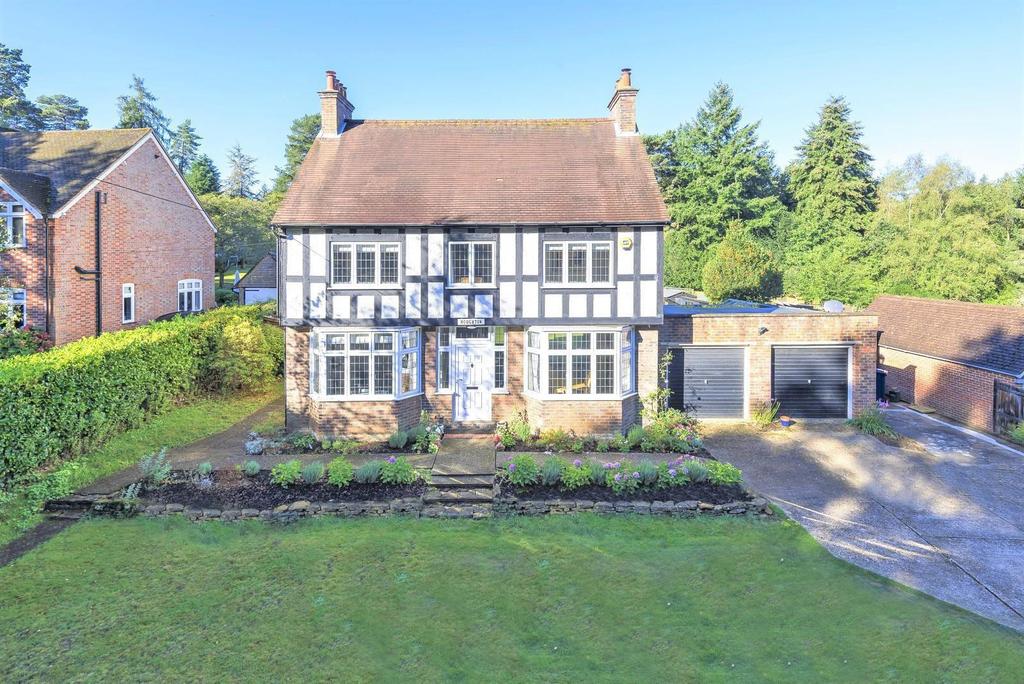 Petworth Road, Wormley, Godalming, GU8 4 bed detached house £825,000