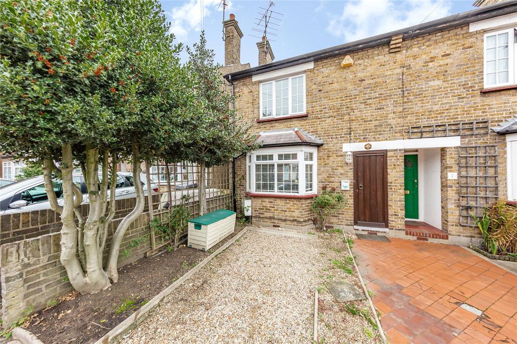 Henry Road, Chelmsford, Essex, CM1 3 bed end of terrace house £400,000