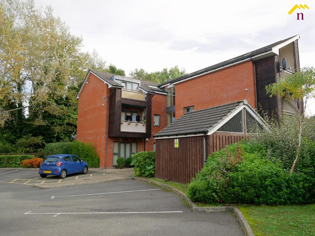 Bentley Place, Wrexham, LL13 2 bed flat £95,000
