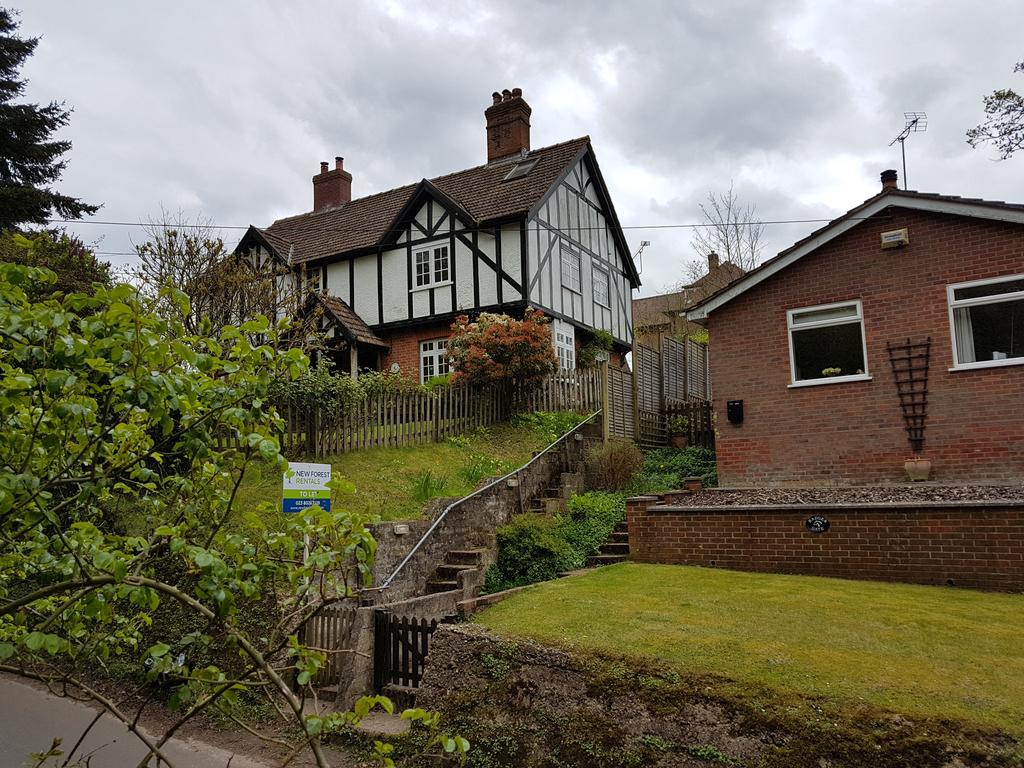 Pikes Hill, Lyndhurst SO43 3 bed semidetached house £1,095 pcm (£253 pw)