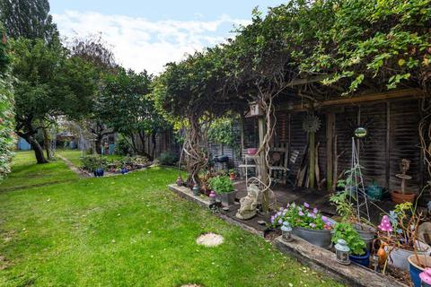 17 Rydens Way, Woking, GU22 9DD