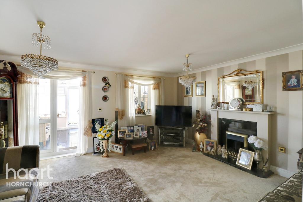 Tindall Mews, Hornchurch 3 bed semidetached house £475,000