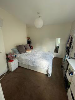 4 bedroom house share to rent, 96 Totteridge Road,