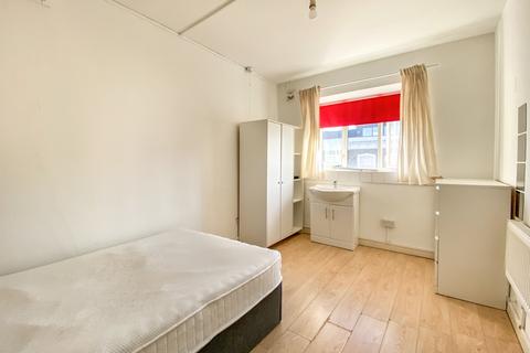 Studio to rent, Holloway Road, Holloway, London, N7