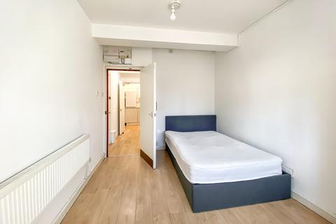Studio to rent, Holloway Road, Holloway, London, N7
