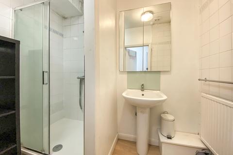 Studio to rent, Holloway Road, Holloway, London, N7