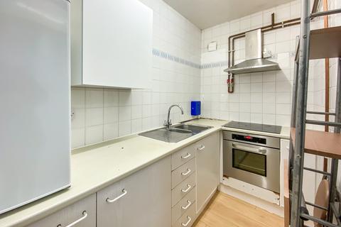 Studio to rent, Holloway Road, Holloway, London, N7