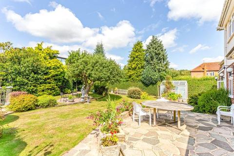 16 Seer Mead, Seer Green, Beaconsfield, HP9 2QL