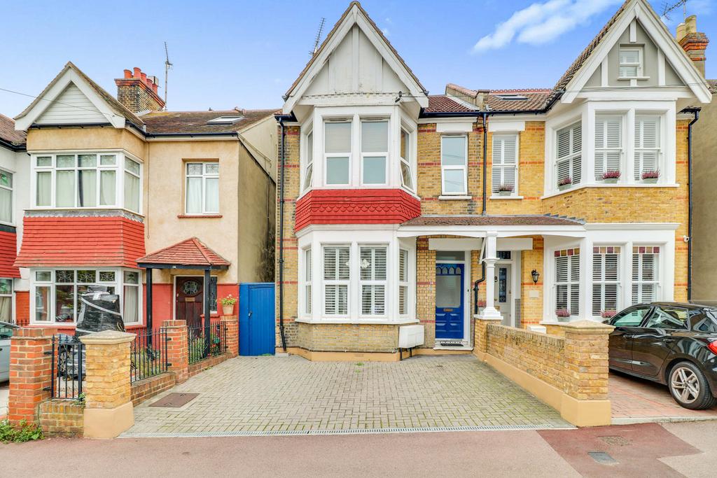 Grange Road, Leighonsea, SS9 2 bed apartment £350,000