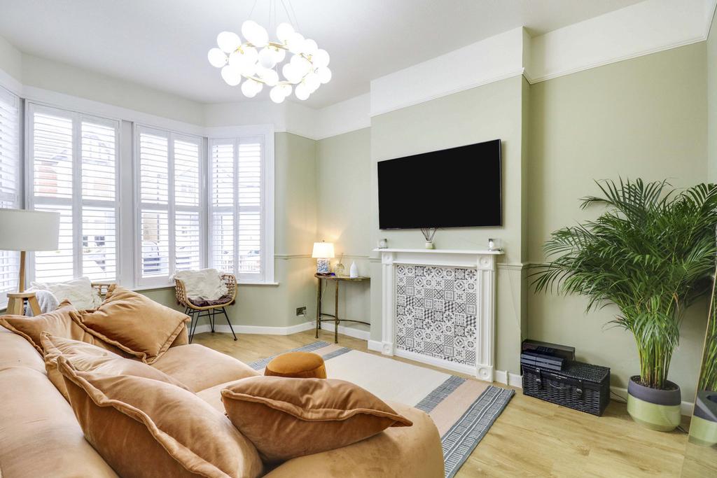 Grange Road, Leighonsea, SS9 2 bed apartment £350,000