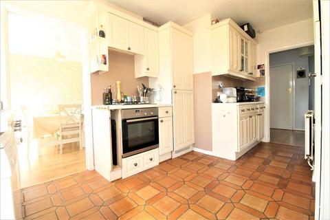 4 bedroom terraced house to rent, Shillitoe Avenue, Potters Bar EN6