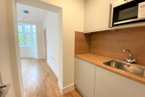 Studio to rent, Antrobus Road, Chiswick, London