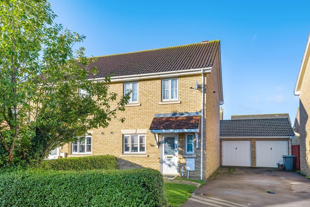 Jubilee Close, Henlow, SG16 3 bed semidetached house £325,000